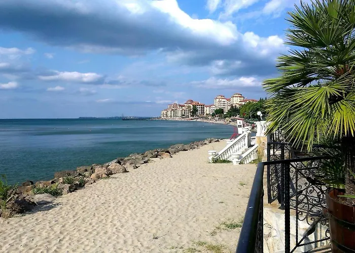 Menada Atrium Elenite